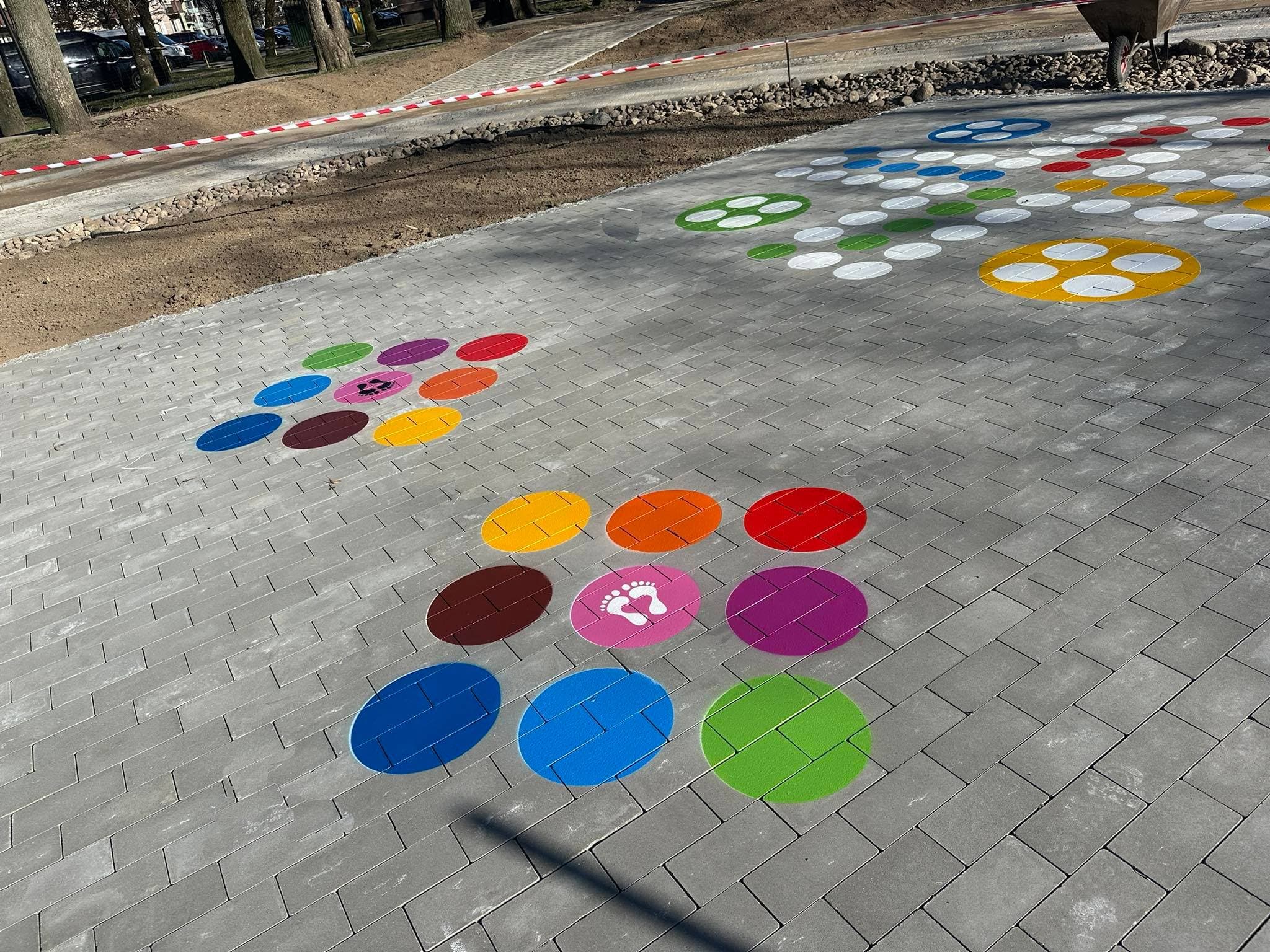 lustro2 - gra podwórkowa na kostce betonowej. Realizacja StrefyGier.pl — miasteczko rowerowe i gry dla szkoły